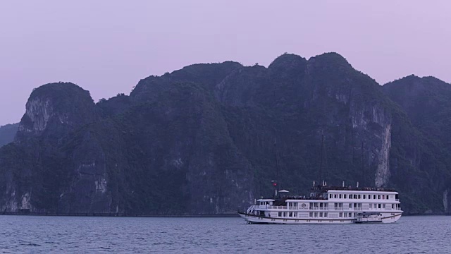 WS客轮在下龙湾/越南视频素材