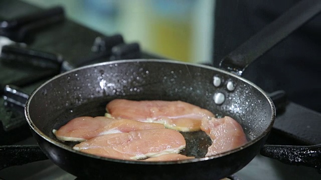 鸡胸肉在烹饪锅视频素材