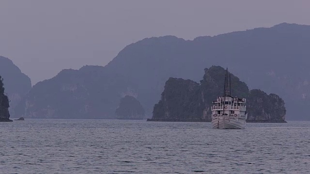 WS客轮在下龙湾/越南视频素材