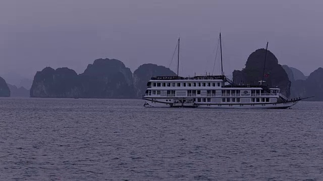 黄昏时分，WS客轮在下龙湾/越南视频素材