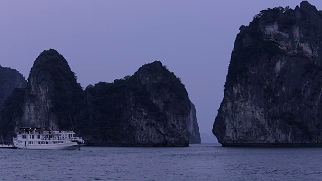 黄昏时分，WS客船下龙湾/越南视频素材