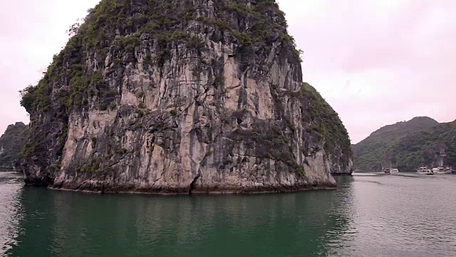 潘下龙湾石灰岩群岛/越南视频素材