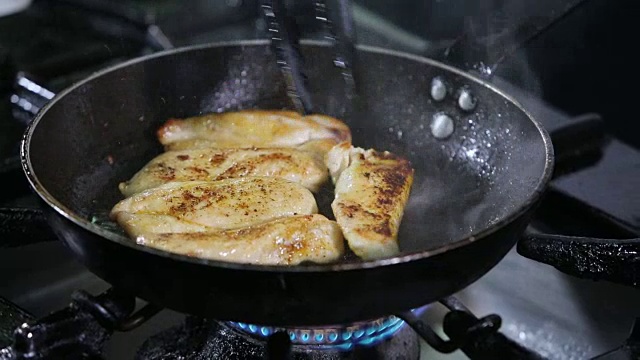 鸡胸肉在烹饪锅视频素材