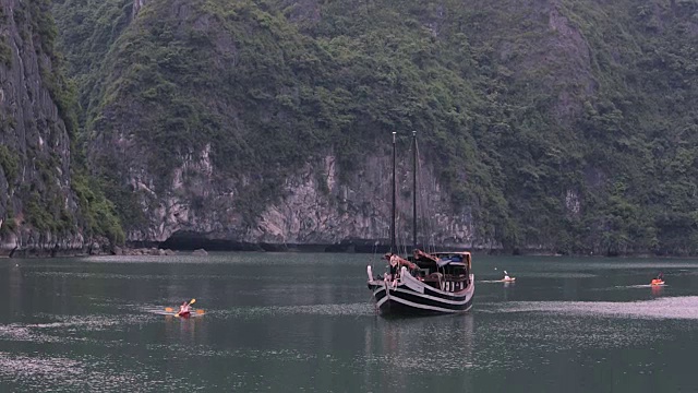 越南下龙湾的WS小船和皮划艇视频素材