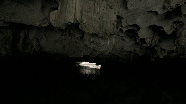 越南:MS Kayaking in cave / Vietnam视频素材