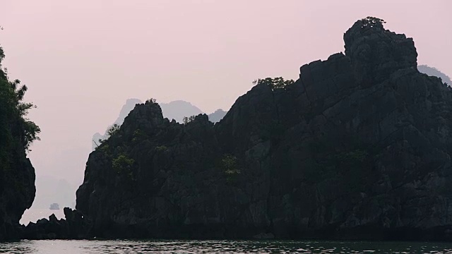 黄昏时分下龙湾的石灰岩岛屿/越南视频素材