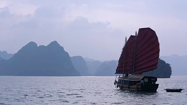 越南下龙湾的WS红帆帆船视频素材