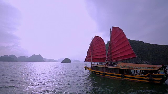 越南下龙湾的WS红帆帆船视频素材