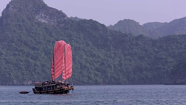 越南下龙湾的一艘红色风帆的WS船视频素材