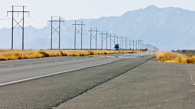 沙漠高速公路上的半挂车视频素材