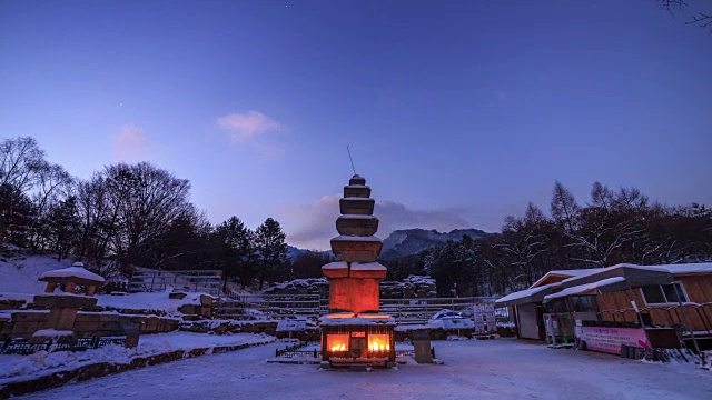 在冬天的夜晚，在Mireukdaewonji(韩国历史广场197)的Mireungni五层石塔(韩国宝藏95)视频素材