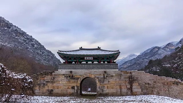 冬天的德山三城(Chungcheongbuk-do 35纪念碑)视频素材