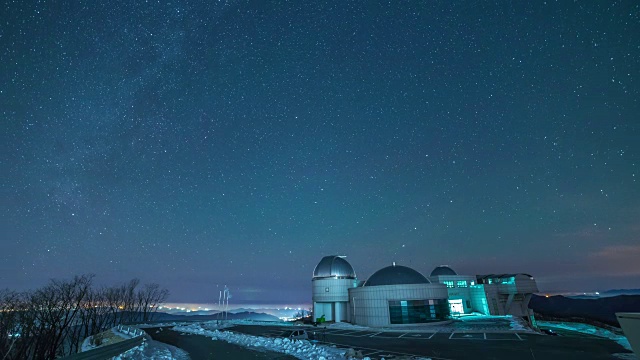 在冬天从卓景哲天文台看到的星场和星迹视频素材