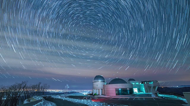 在冬天从卓景哲天文台看到的星场和星迹视频素材