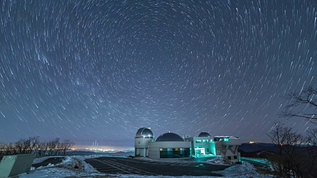 在冬天从卓景哲天文台看到的星场和星迹视频素材