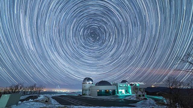 在冬天从卓景哲天文台看到的星场和星迹视频素材