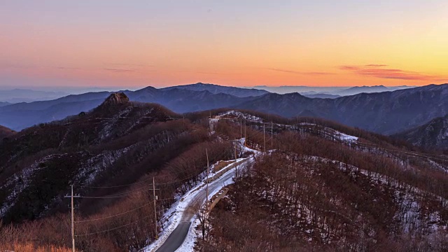 日落时分，古老的道路和峡谷景观视频素材