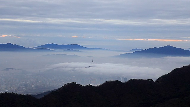 从北汉城塔和云海从北汉城山视频素材