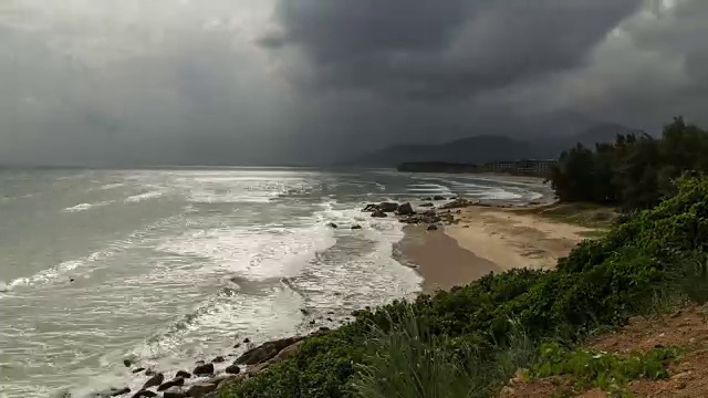 暴风雨中三亚海滩视频素材