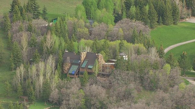 CU AERIAL ZO罗伯特雷德福别墅和Wasatch山脉在圣丹斯度假村/美国犹他州视频素材