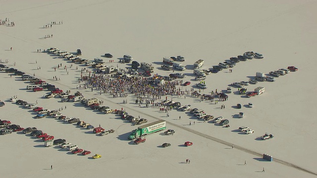 美国犹他州博纳维尔盐滩(Bonneville Salt Flats)速度周期间，在人群周围计时塔上空的WS AERIAL DS视图视频素材