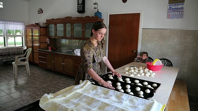 曼诺派女士正在准备传统食物/曼尼托巴社区，靠近圣克鲁斯德拉塞拉，玻利维亚视频素材