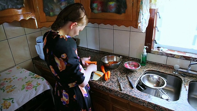 门诺派妇女在她的房子里做饭/马尼托巴社区，靠近圣克鲁斯德拉塞拉，玻利维亚视频素材