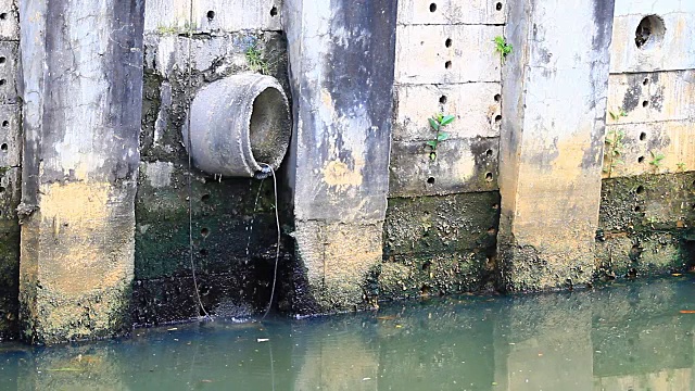 从管道工厂排出的废水视频下载