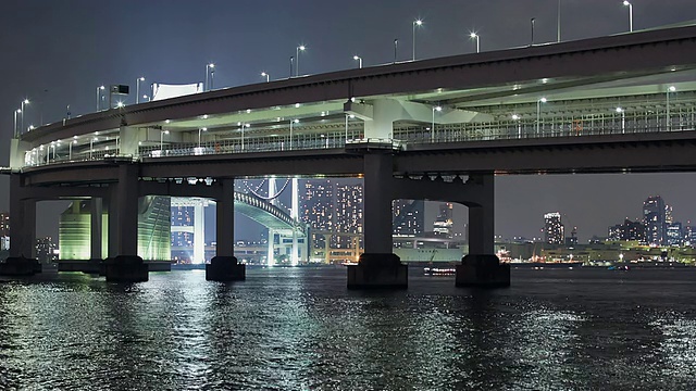 WS T/L夜晚海湾和彩虹桥的景色/东京，日本视频素材