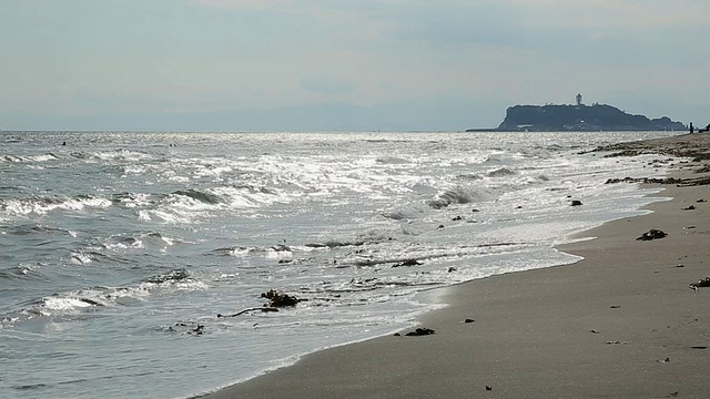 日本神奈川县滨加海滩和enoshima /镰仓的WS视图视频素材