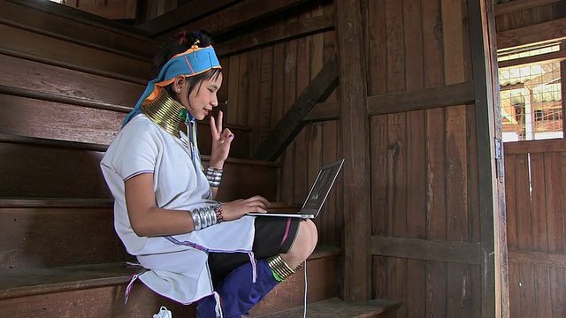 MS Shot of Young woman wearing neck rings looking at computer screen making photo of herself / Inle Lake，掸邦，缅甸视频素材