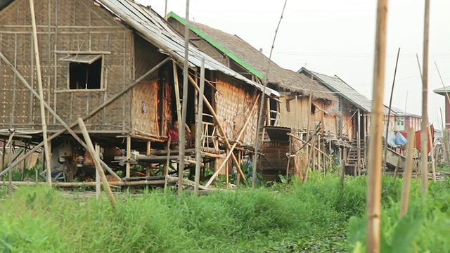 MS Side POV拍摄Inle湖上建造的房屋(白天)/ Inle湖，掸邦，缅甸视频素材