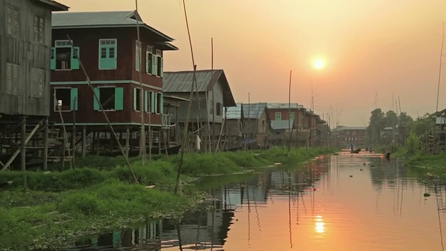 日落时因莱湖上建造的房屋/因莱湖，掸邦，缅甸视频素材