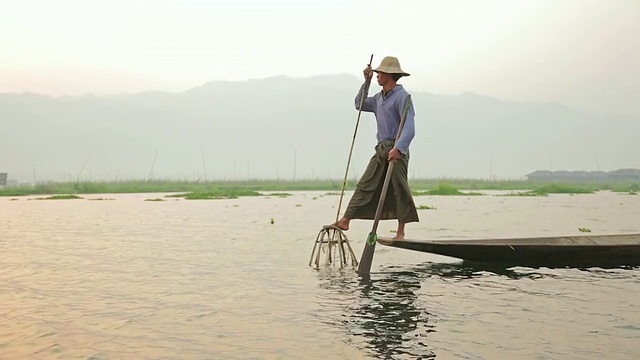 缅甸，掸邦，茵莱湖，渔民在湖中撒网视频素材