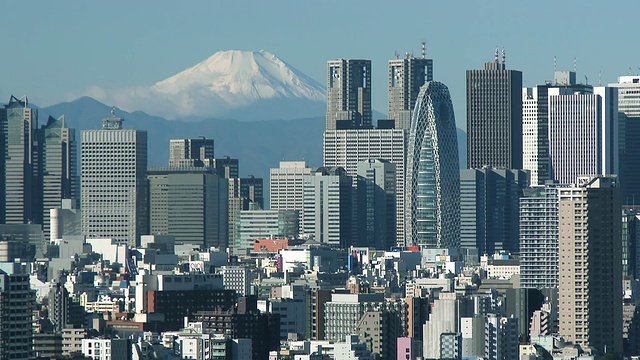 日本东京，富士山和新宿与摩天大楼合影视频素材