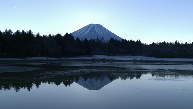 在湖上倒影的富士山/山梨县，日本视频素材