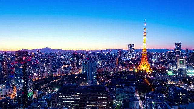 富士山和东京塔的夜景/日本东京视频素材