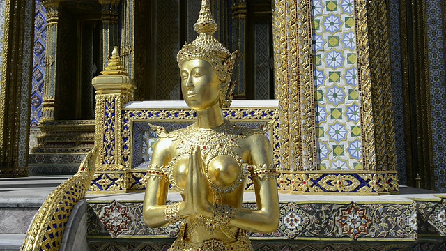 金纳里鎏金人像在wat phra kaeo寺庙在大皇宫/泰国曼谷视频素材