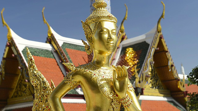 CU拍摄于泰国曼谷大皇宫wat phra kaeo寺镀金金纳里人物视频素材