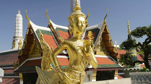 CU拍摄于泰国曼谷大皇宫wat phra kaeo寺镀金金纳里人物视频素材