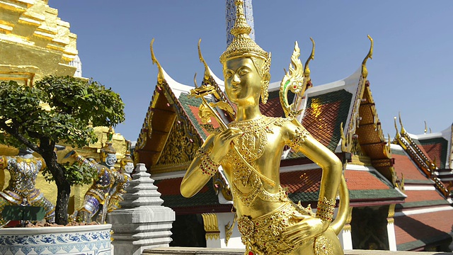 金纳里鎏金人像在wat phra kaeo寺庙在大皇宫/泰国曼谷视频素材