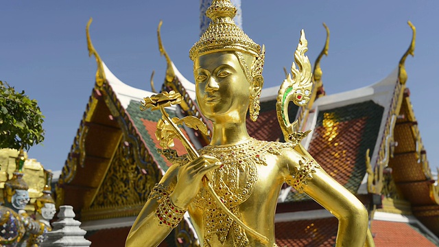 CU拍摄于泰国曼谷大皇宫wat phra kaeo寺镀金金纳里人物视频素材