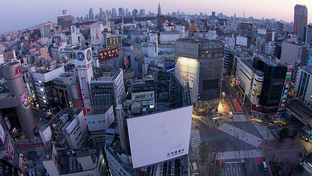 WS T/L HA View over city street crossing through day to night /涩谷，日本东京视频素材