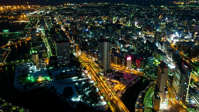 WS T/L HA在夜晚俯瞰城市繁忙的街道/横滨，神奈川，日本视频素材