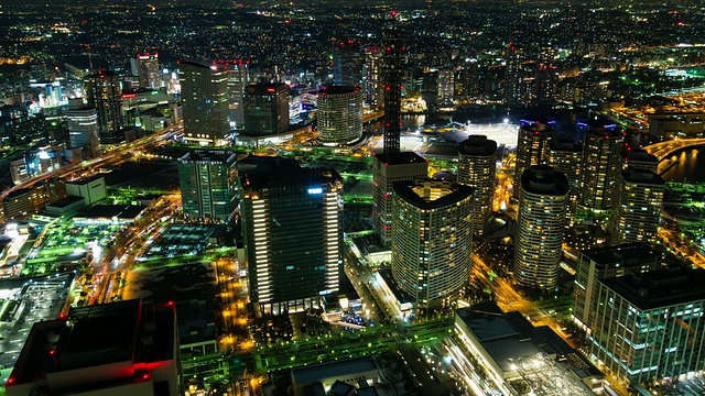 WS T/L HA在夜晚俯瞰城市繁忙的街道/横滨，神奈川，日本视频素材