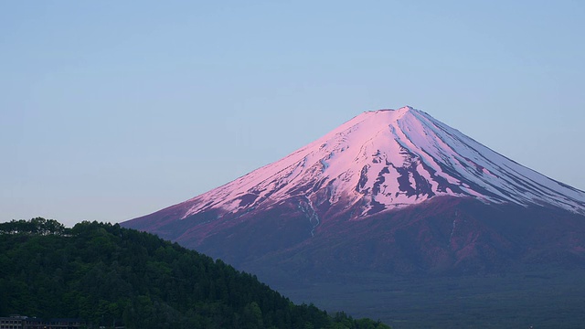 富士山沐浴阳光/ Kawagutiko，山梨县，日本视频素材