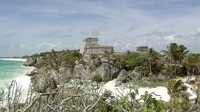 从金字塔El Castillo(城堡)，到加勒比海和小渔船/图卢姆，金塔纳罗，墨西哥视频素材