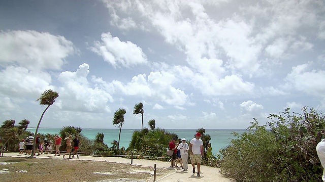 前往El Castillo城堡/ Tulum, Quintana Roo，墨西哥的繁忙旅游路线视频素材