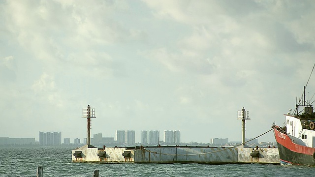 从Isla / Isla Mujeres的海岸坎昆海岸线，金塔纳罗，墨西哥视频素材