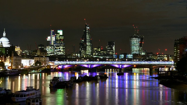 英国大伦敦，滑铁卢桥，泰晤士河夜景视频素材